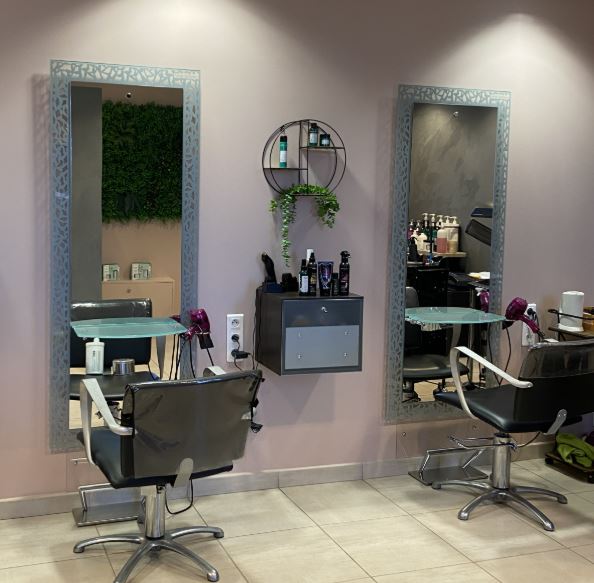 Vue intérieure : postes de coiffage